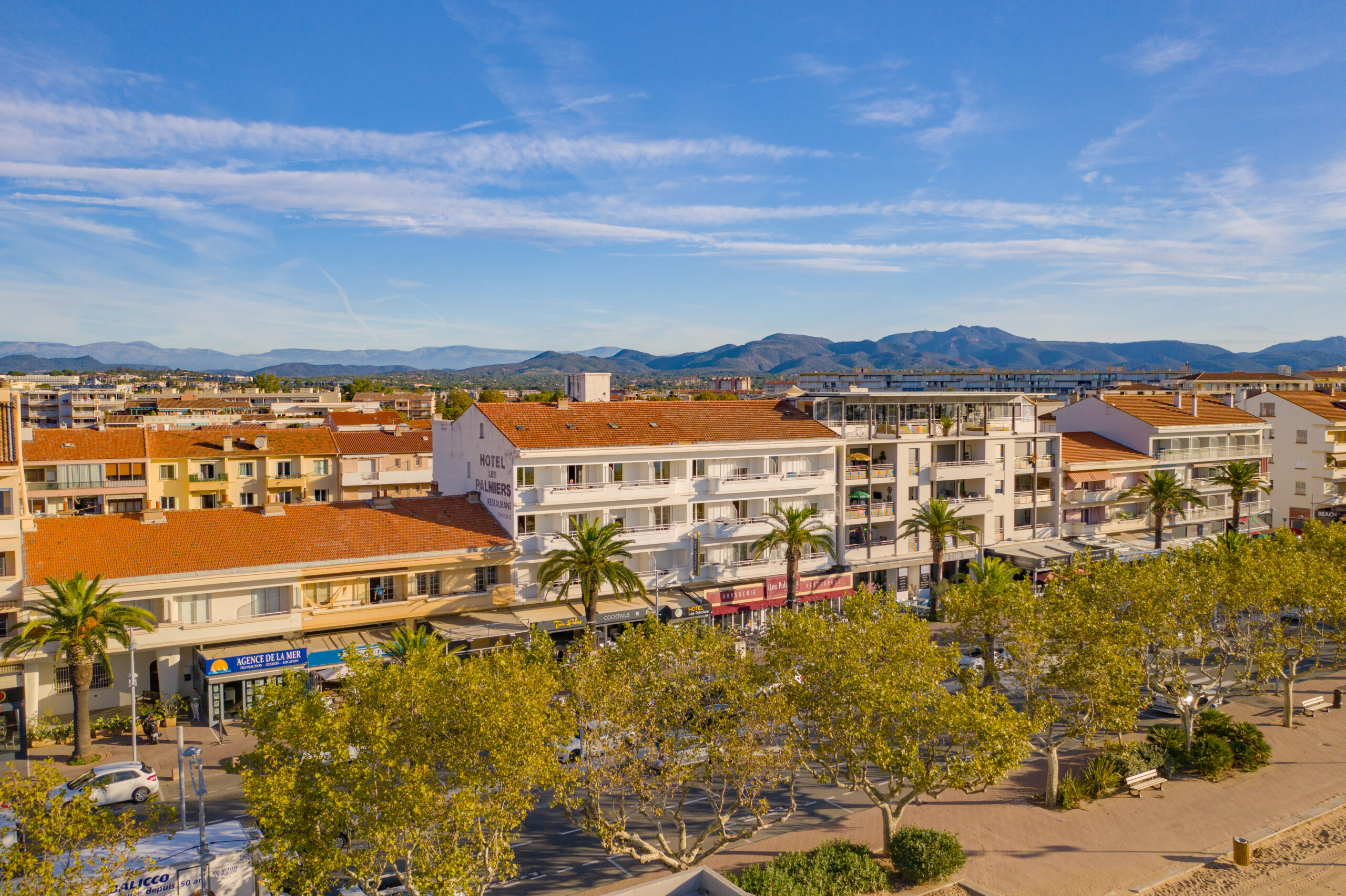 Les Palmiers Fréjus hotel parking - secure courtyard with car